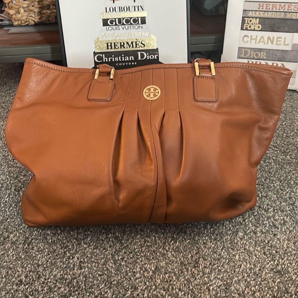 EUC Tory Burch large tote bag. 2 small spots of wear on handle